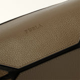 Žmogus giove edro sulankstomas tualeto reikmenų dėklas