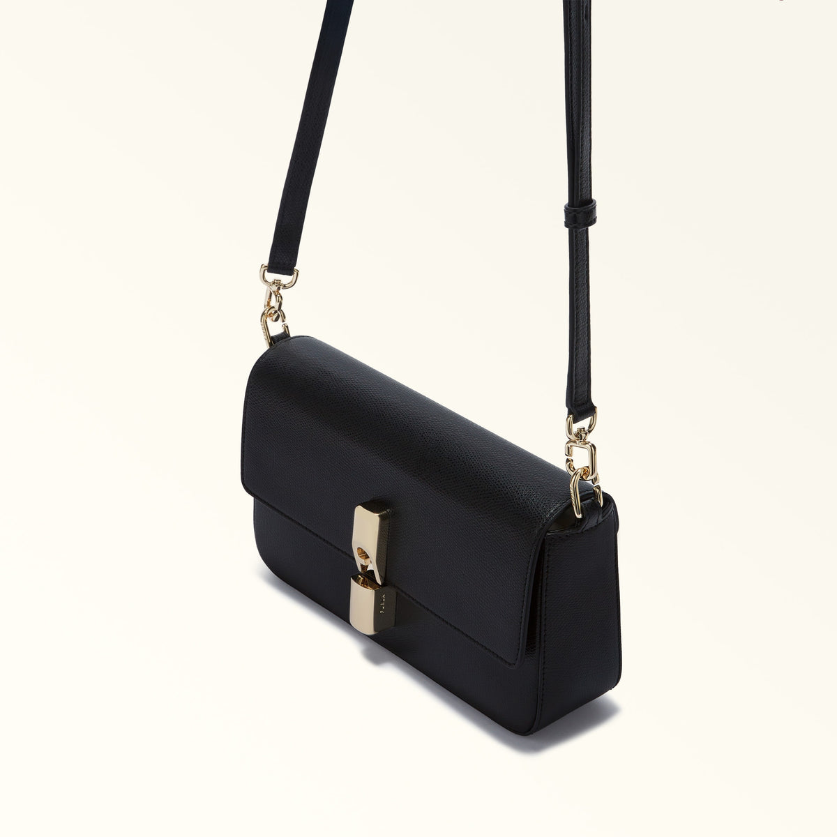 Furla Iride S soma pār plecu – melna